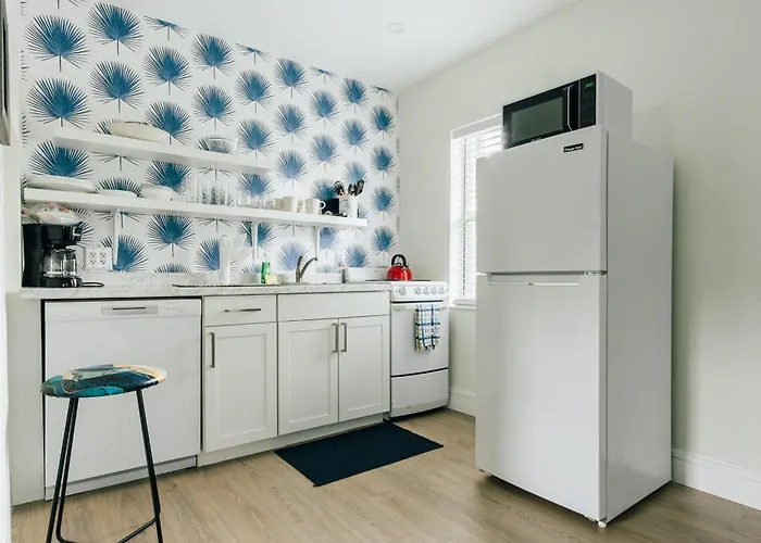 New & Blue - 2 Blocks To The Beach